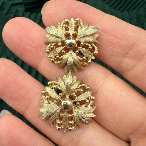 Vintage Coro Gold Plated Flower Stud Earrings - Screw Backs - Picture 5 of 8